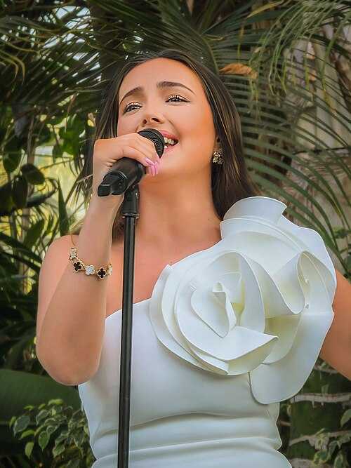Lucy Thomas em Destaque: 20 Super Sucessos para Ouvir Agora