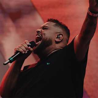 Lukas Agustinho: mergulhe nos 20 super sucessos que redefinem o pop brasileiro