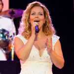 Wendy Kokkelkoren lanÃ§a 20 super sucessos: o retrato vivo de uma cantora que cruza estilos
