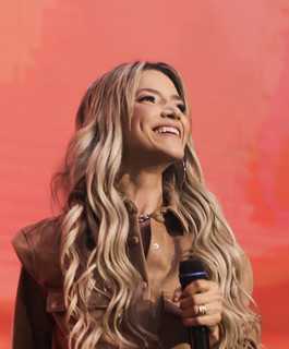 Marine Friesen: 20 Super Sucessos que definem seu universo musical