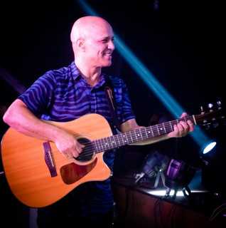 Claudio Claro: 20 Super Sucessos que definem o pulso da nova música brasileira