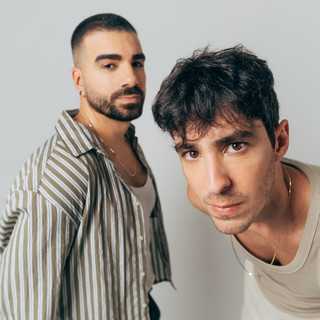 Outroeu: 20 super sucessos que definem a vibe da banda — Playlist oficial