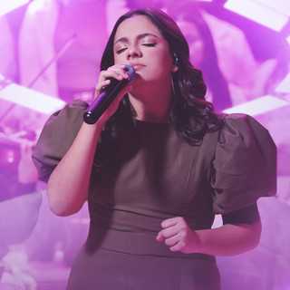 Esther Fiaux: 20 super sucessos que redefinem sua voz e estilo