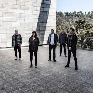 New Order: uma viagem pelos grandes sucessos que moldaram o synth-pop