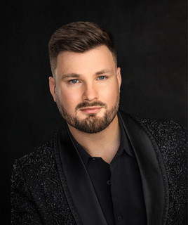 Karl Loxley: 20 super sucessos em playlist oficial que embalam a noite brasileira