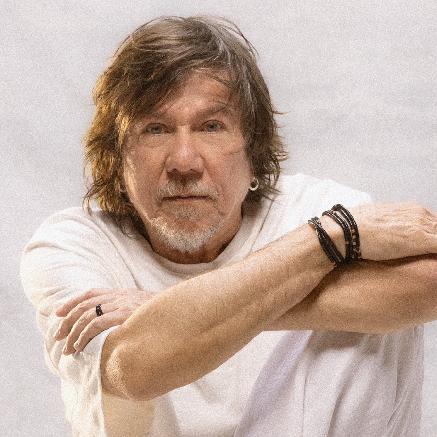 Lenine: 20 super sucessos que revelam a trajetória da síntese sonora brasileira