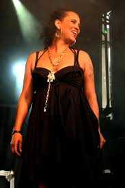 Neneh Cherry: 20 Sucessos que Definem Seu Legado Sonoro