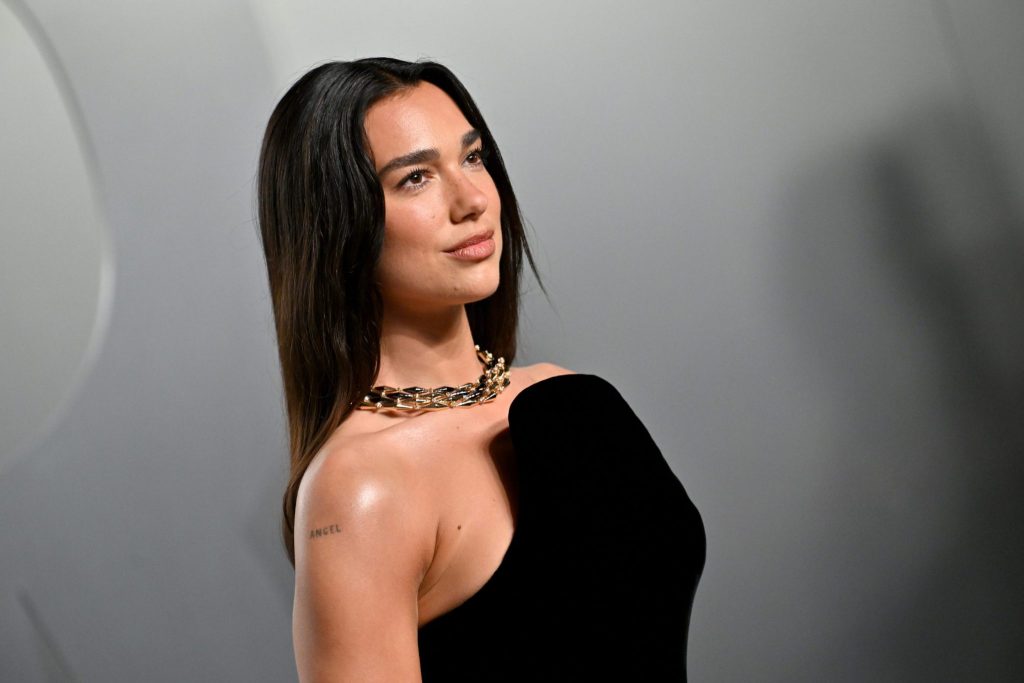 Dua Lipa em 20 Sucessos: a playlist que molda o pop moderno