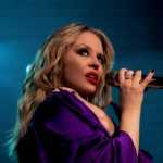 Kylie Minogue em 20 Super Sucessos: da nostalgia Ã s faÃ­scas do pop