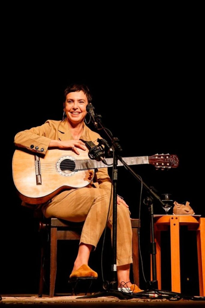 Adriana Calcanhotto em Destaque: 20 Super Sucessos Nesta Playlist Imperdível